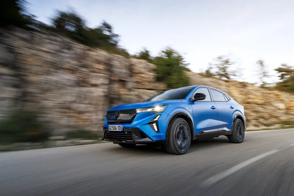 SUV Peugeot bleu vibrant sur route montagneuse, design dynamique et moderne.