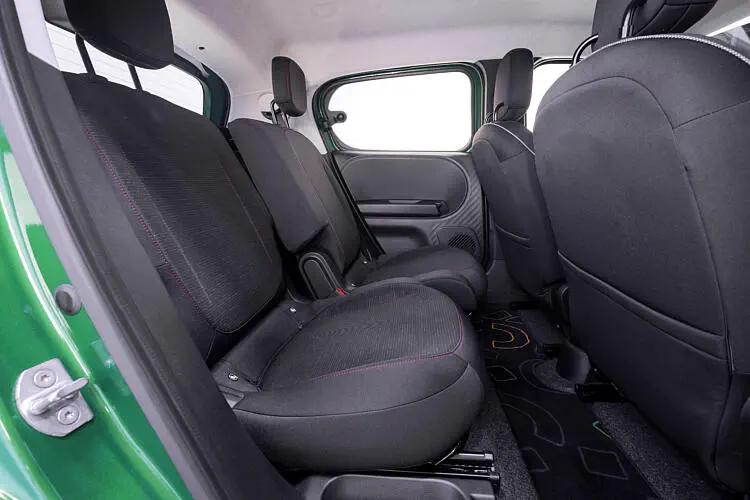 Intérieur de la Fiat Panda, montrant des sièges arrière en tissu noir avec bordures rouges.