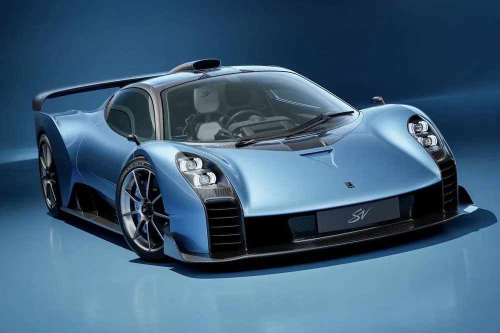 Blauwe SCG004 supercar met aerodynamisch design en opvallende koplampen op een blauwe achtergrond.