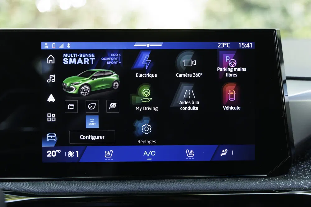Touchscreen in een auto met slimme rijopties en verstelbare klimaatregeling.