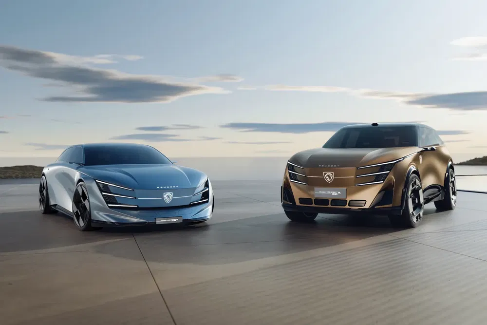 Concept cars Peugeot 408 et e-3008 sur un fond de ciel vaste et nuageux.