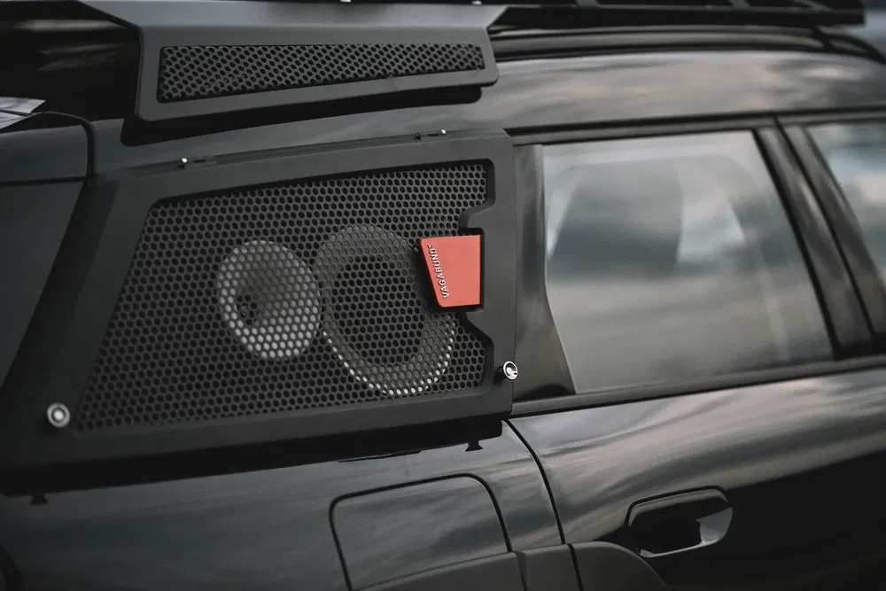 Haut-parleur extérieur installé sur un Land Rover Defender noir, design robuste et moderne.