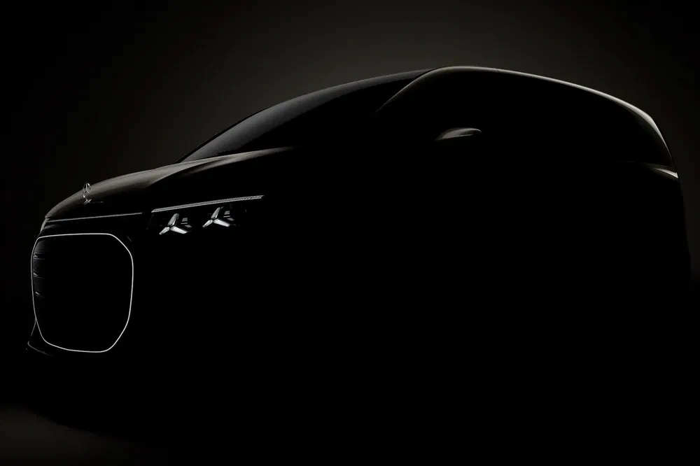 {"fr":"Silhouette d'une voiture mystérieuse avec des phares futuristes illuminés.","nl":"Silhouet van een mysterieuze auto met verlichte futuristische koplampen."}