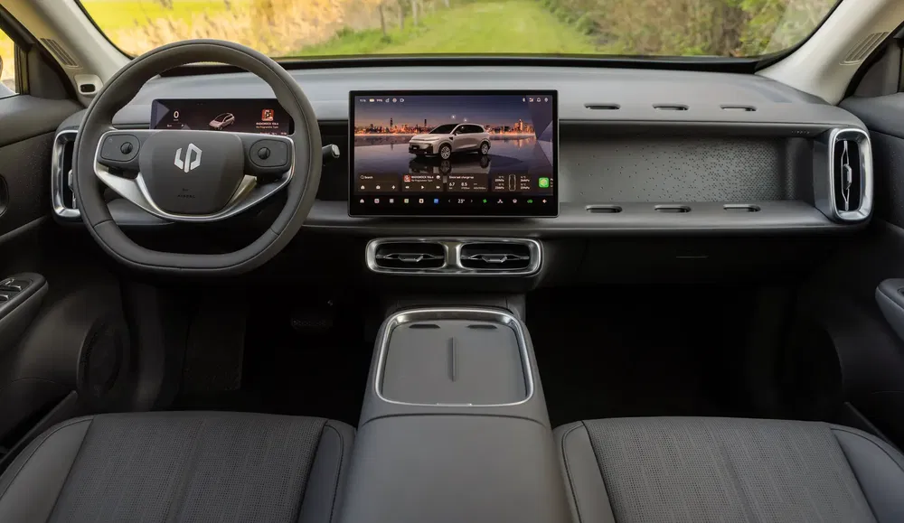 Moderne elektrische auto-interieur, centraal touchscreen en minimalistisch dashboardontwerp.