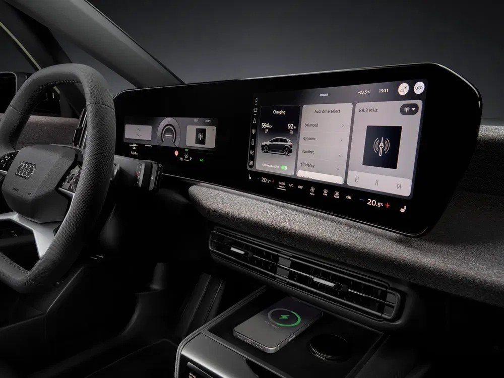 Intérieur Audi moderne avec tableau de bord numérique avancé et écran tactile multifonction.