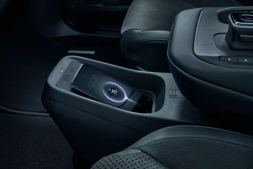 Chargeur sans fil Hyundai Santa Fe, téléphone affichant 75% de batterie dans l'accoudoir central.