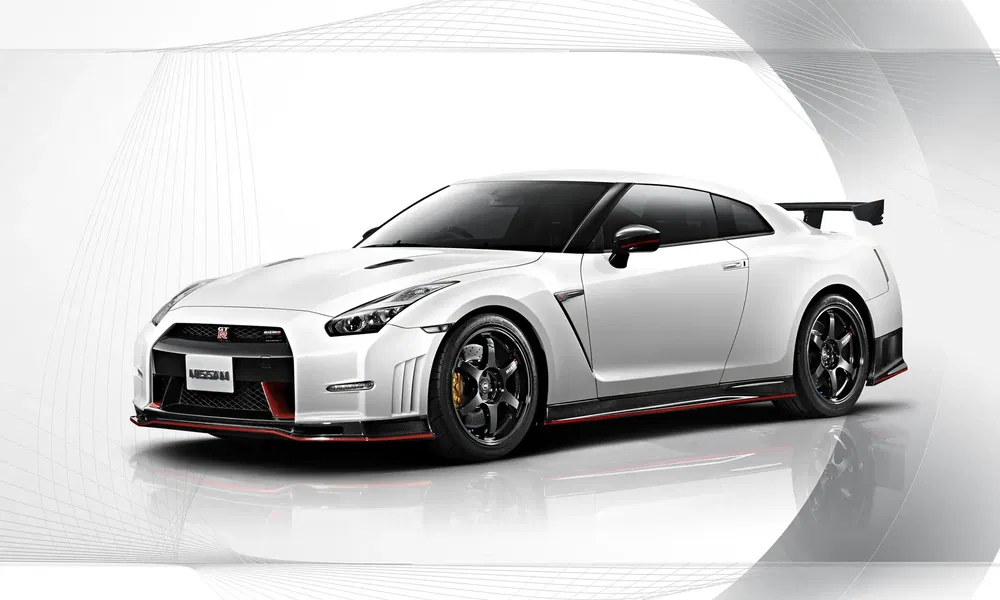 Nissan GT-R Nismo blanche avec aileron arrière, design sportif et élégant.
