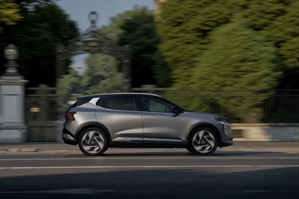 SUV Li Auto électrique, profil latéral en mouvement devant un parc urbain verdoyant.