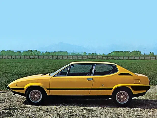 Gele Alfa Romeo Alfasud Sprint geparkeerd op een landweg, vintage jaren '70 ontwerp.