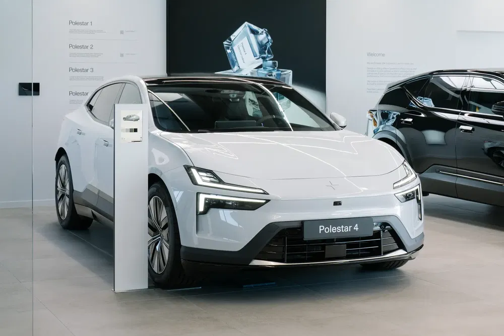 {"fr":"Vitrine Polestar 4 blanche moderne dans un showroom, design élégant et futuriste.","nl":"Witte Polestar 4 in showroom, modern en aerodynamisch ontwerp."}