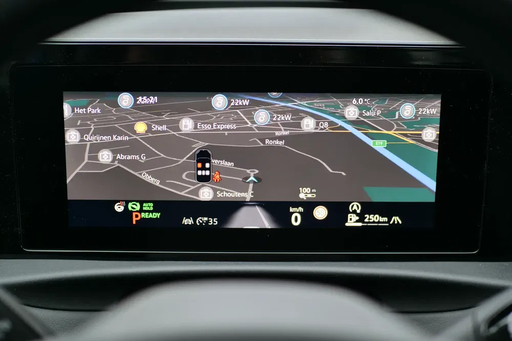 Navigatiescherm van auto met gedetailleerde kaart en tankstations en routes.