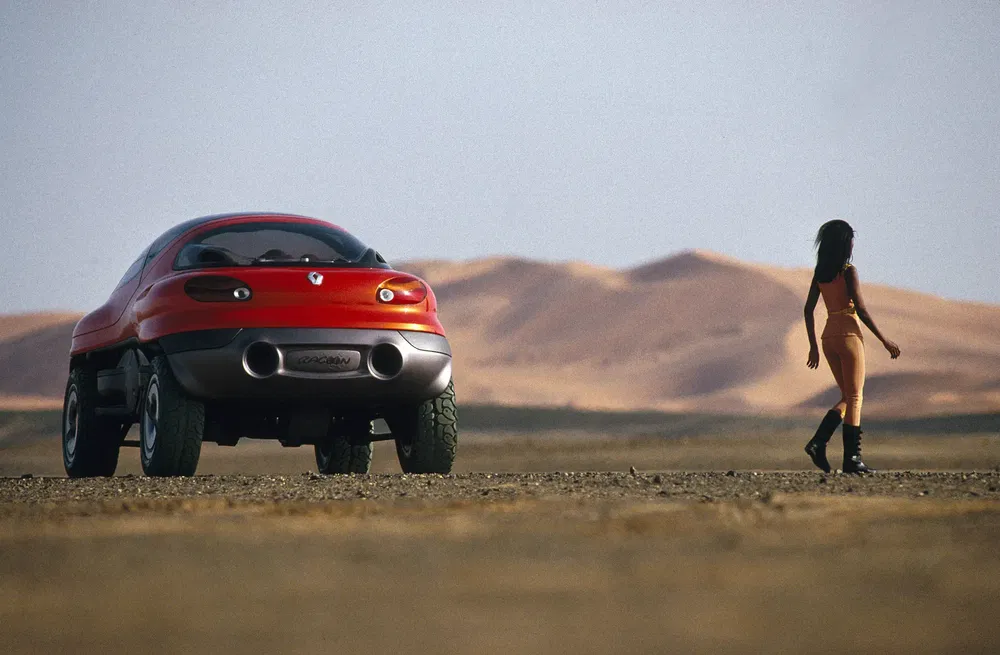 Renault conceptauto in de woestijn met menselijke figuur op afstand.