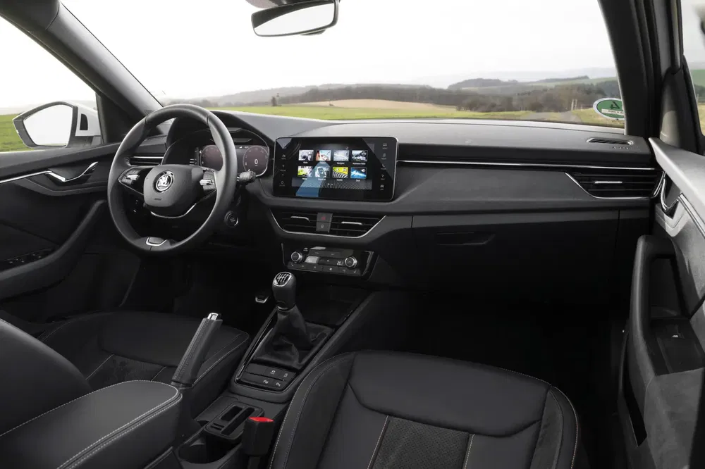 Moderne interieur van de Skoda Scala met digitaal dashboard en centraal touchscreen.