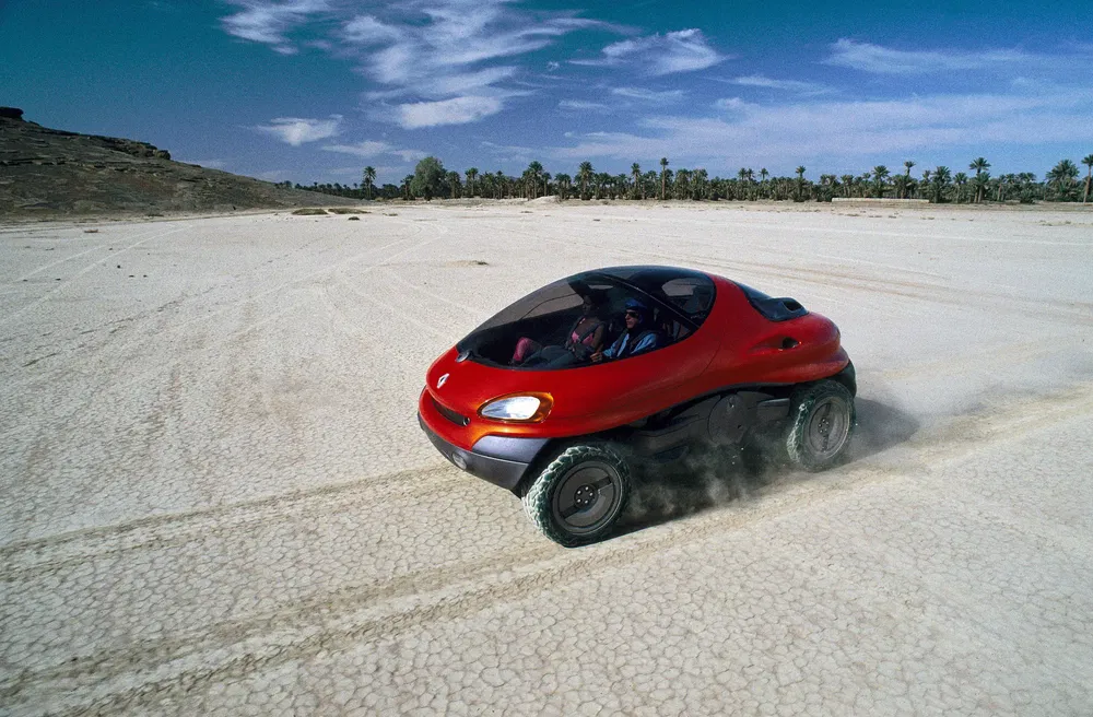Renault conceptauto rijdt door woestijn, futuristisch terreinvoertuig met uniek aerodynamisch ontwerp.