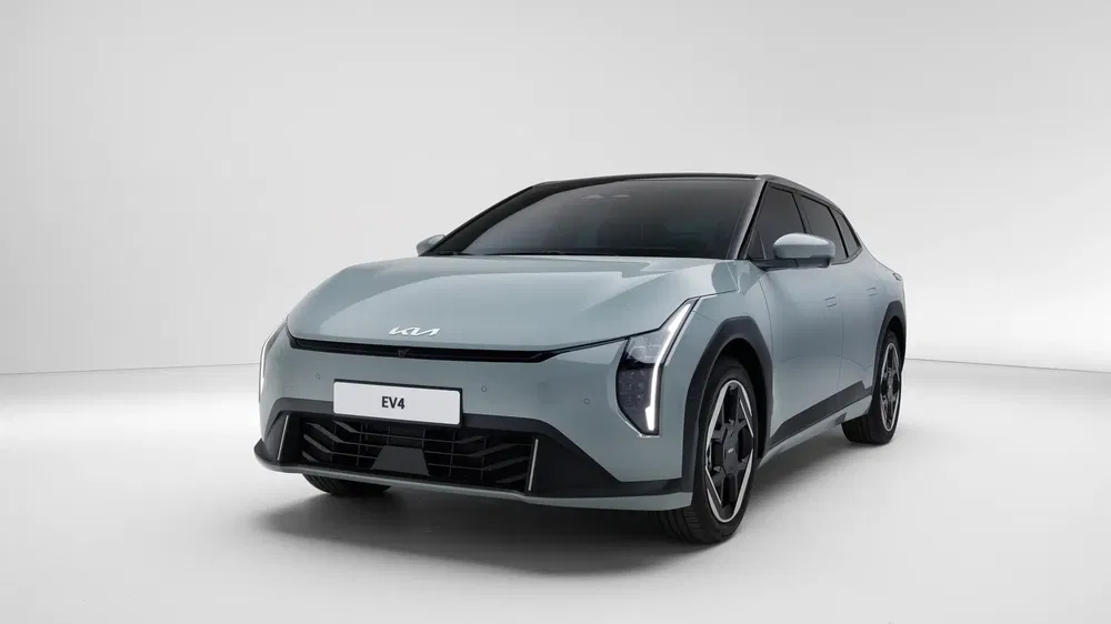 De moderne elektrische Kia EV4 tegen een witte minimalistische achtergrond, elegant en futuristisch ontwerp.