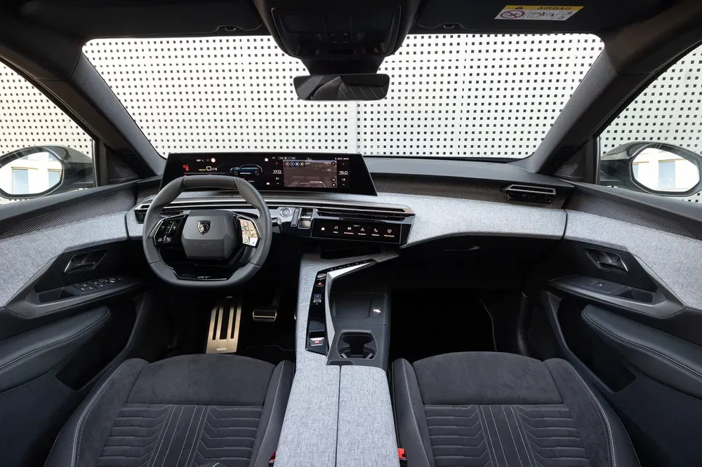 Modern interieur van een Peugeot met digitaal dashboard en ergonomisch stuurwiel.