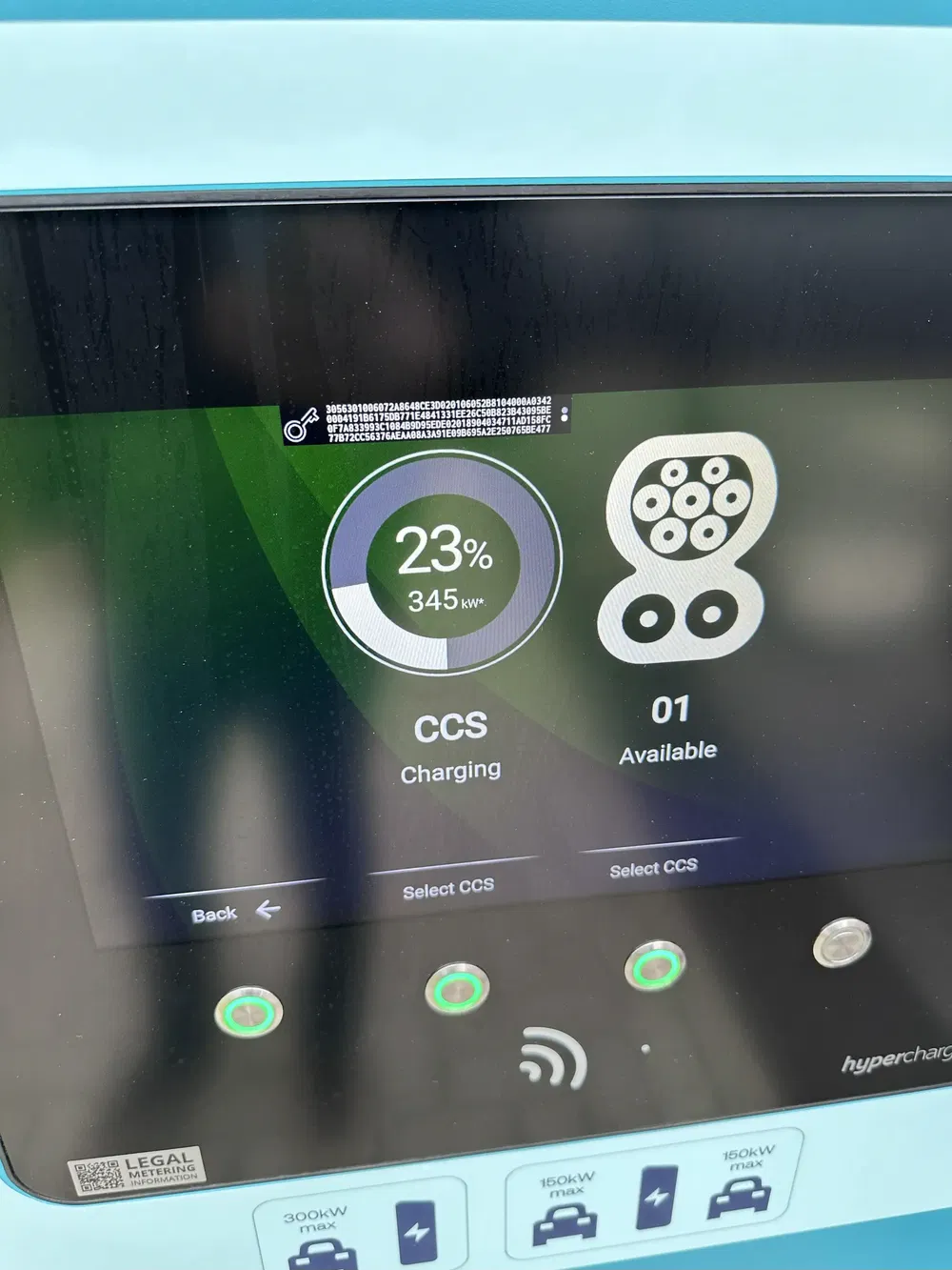 Écran de recharge CCS affichant 23% avec débit de 345 kW, hypercharge visible.