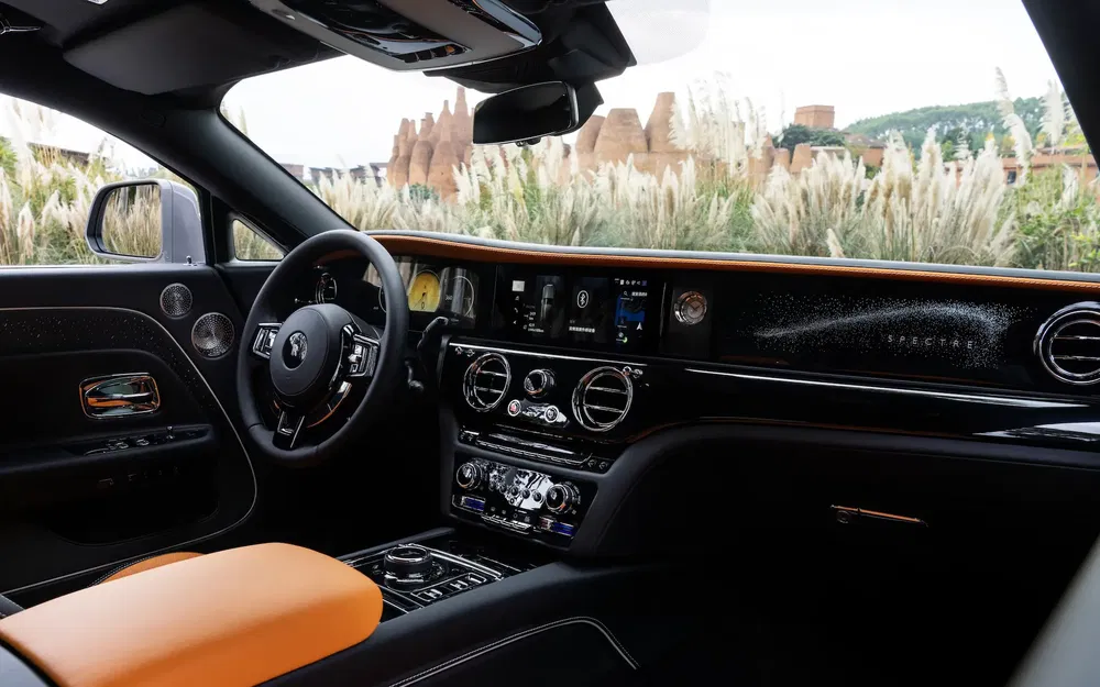 Intérieur luxueux de la Rolls-Royce Spectre avec tableau de bord et volant élégants.
