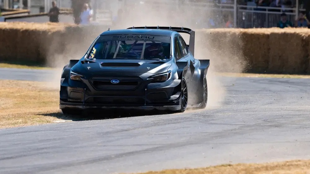 Subaru-racewagen op circuit, stof opwerpend in een scherpe bocht.