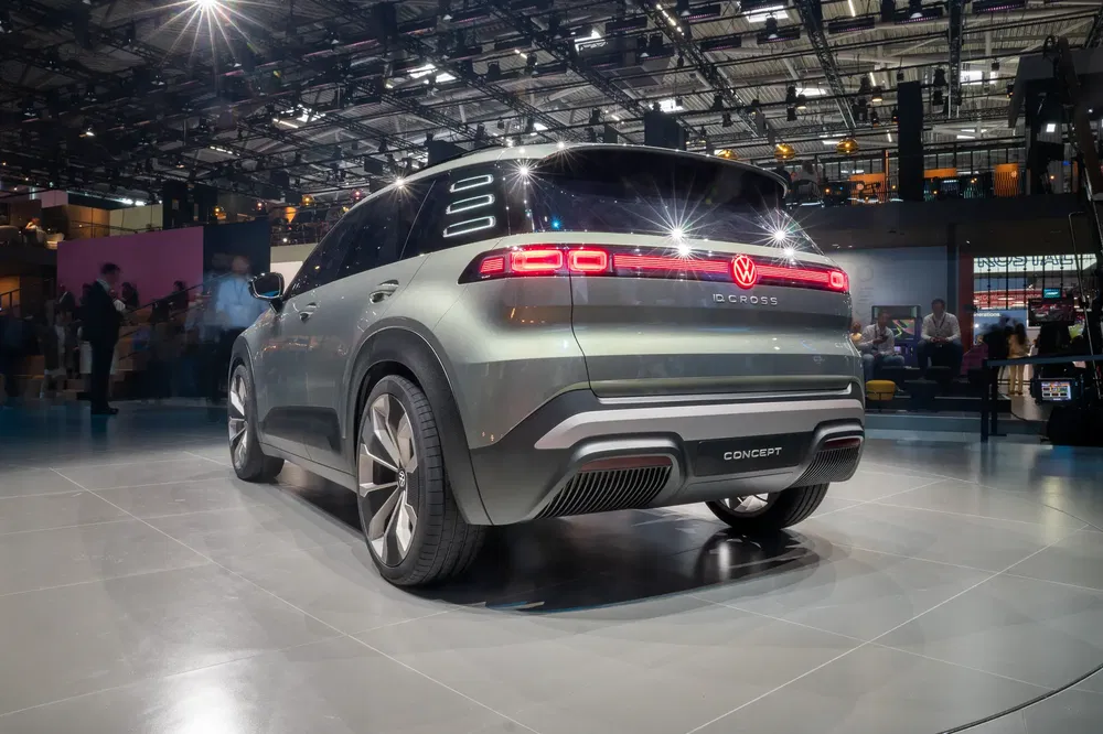 Volkswagen ID Cross concept-SUV tentoongesteld op autobeurs, futuristisch ontwerp.