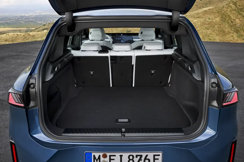 Ruime kofferbak van een elektrische BMW iX met neergeklapte achterstoelen.
