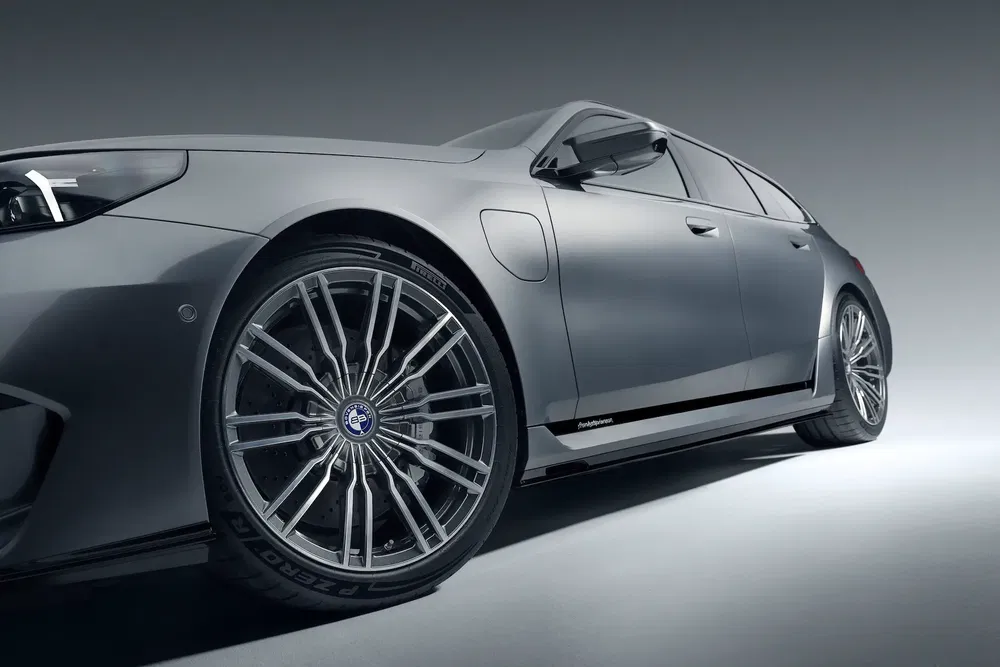 Vue latérale d'une Alpina B5 GT grise avec des jantes en alliage distinctives.