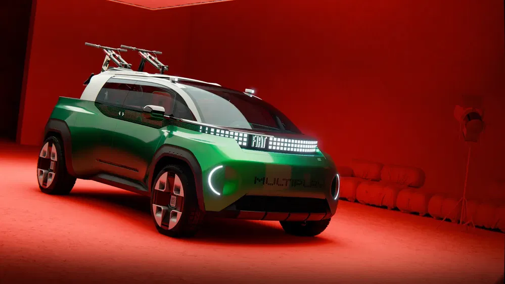 Groene Fiat Multipla conceptauto met dakdrager in een rode studio.