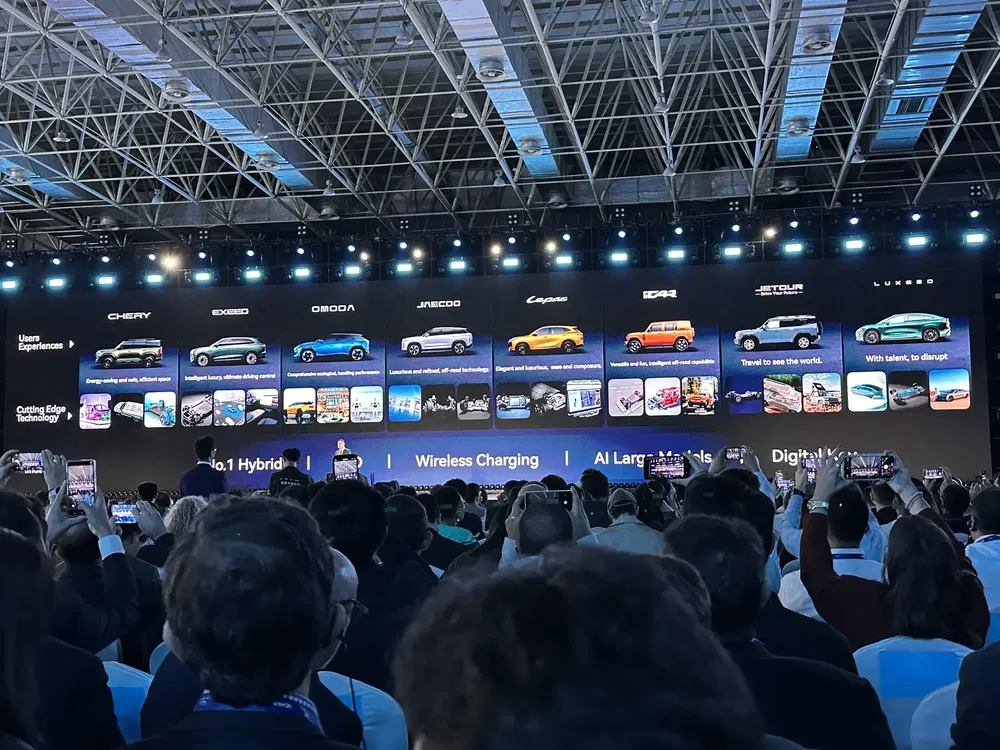Autoconferentie met presentatie van Chery, Exeed, Omoda, Jiecao, Kaiyi, Jetour, en Lumin modellen.