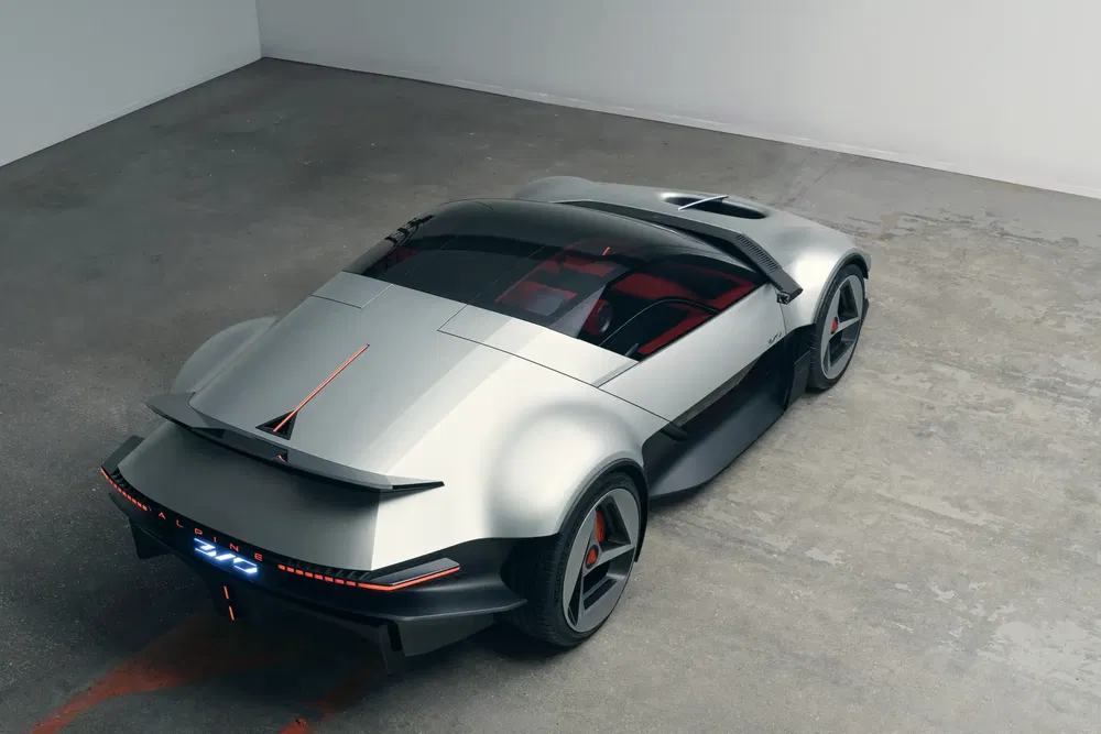 Futuristisch zilveren Peugeot INCEPTION prototype, aerodynamisch ontwerp, rode accenten binnen.