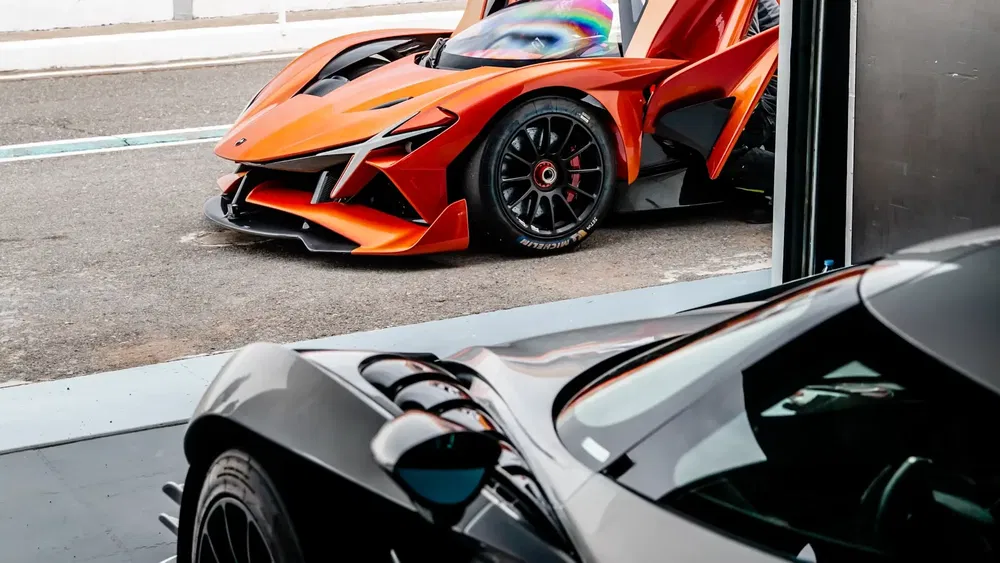 Italiaanse hypercars op circuit, aerodynamisch ontwerp, open vleugeldeur.