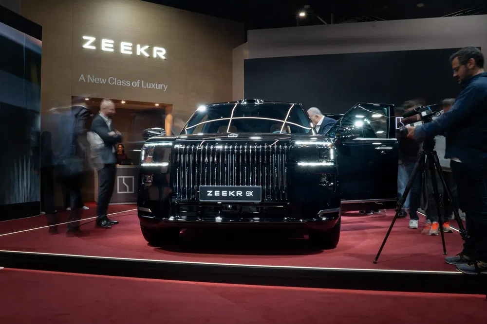 Zeekr 9X exposé lors d'un événement automobile, mettant en valeur son design luxueux.