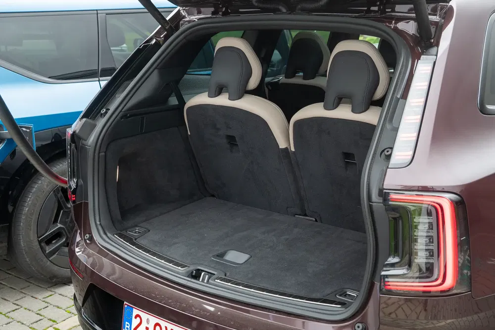 Coffre spacieux d'un Hyundai Kona avec sièges arrière rabattables partiellement visibles.