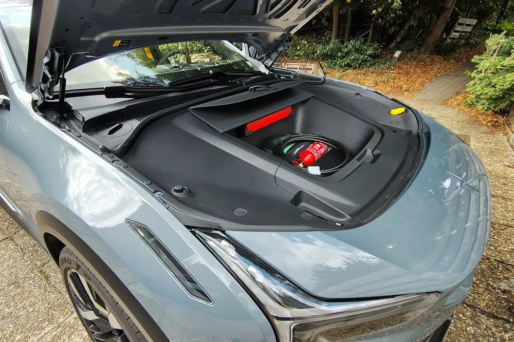 Coffre avant ouvert de la Volvo C40 Recharge avec extincteur et câbles de recharge.