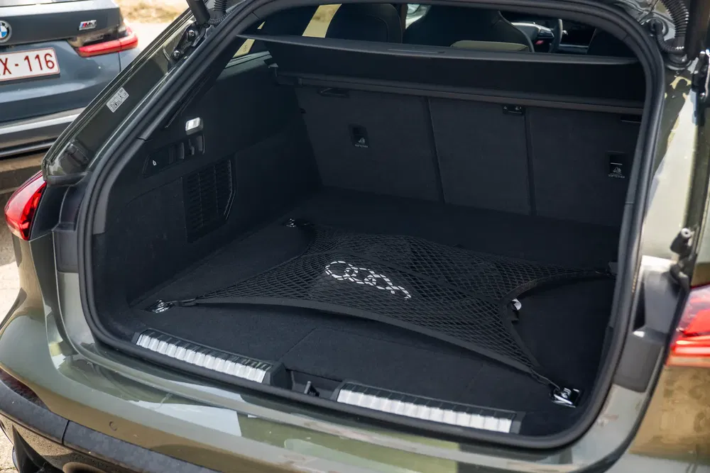 Ruime kofferbak van BMW hatchback met opbergnet, royale laadruimte.