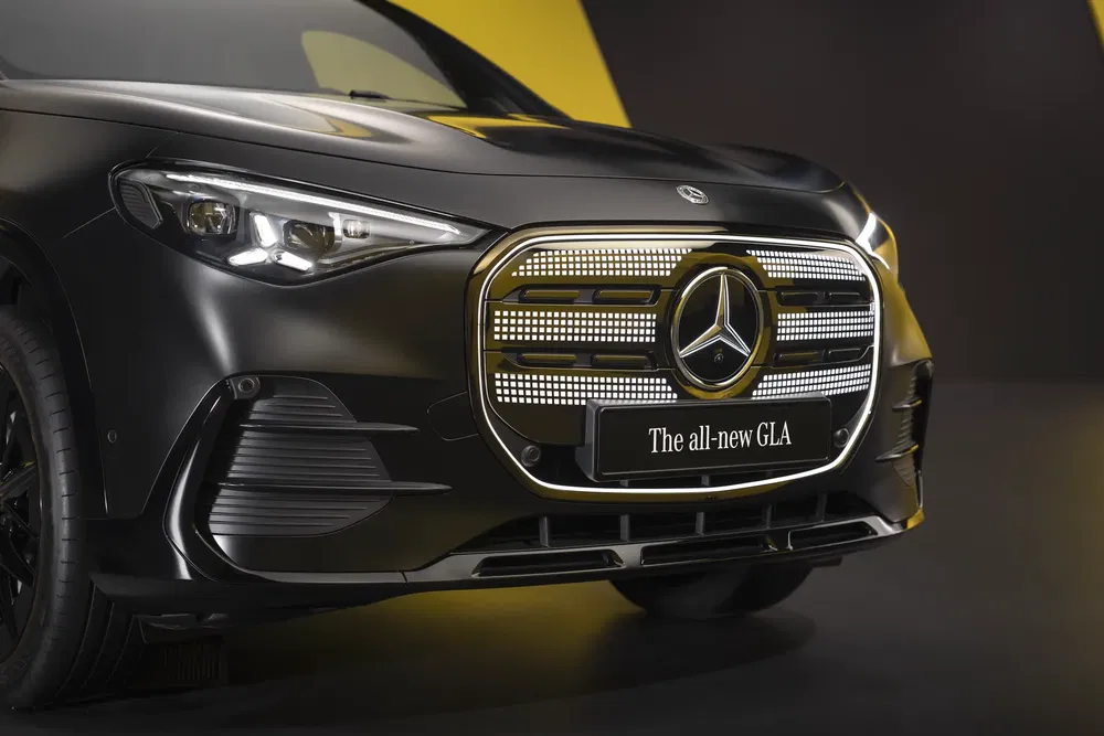 Gros plan sur la calandre du Mercedes GLA 2023 avec éclairage LED distinctif.