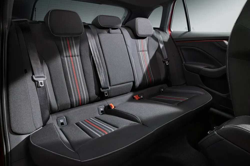 Places arrière de la Skoda Scala Monte Carlo 2024 rouge