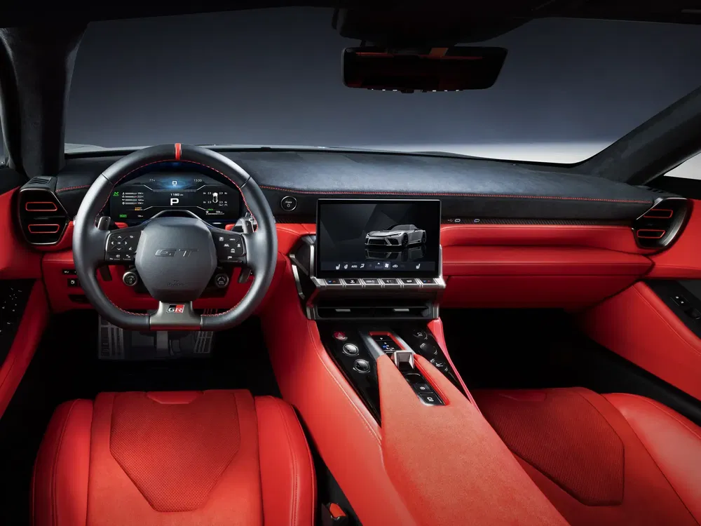 Peugeot e-3008 GT interieur met moderne inrichting en stijlvolle rode afwerking.