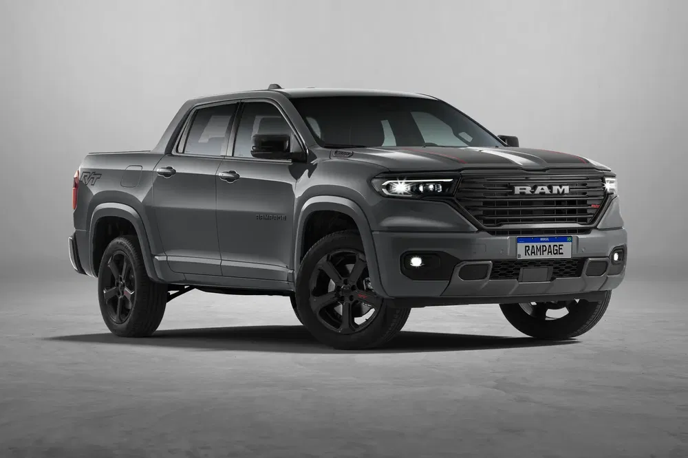 Grijze RAM Rampage pickup met robuust ontwerp op een neutrale achtergrond.