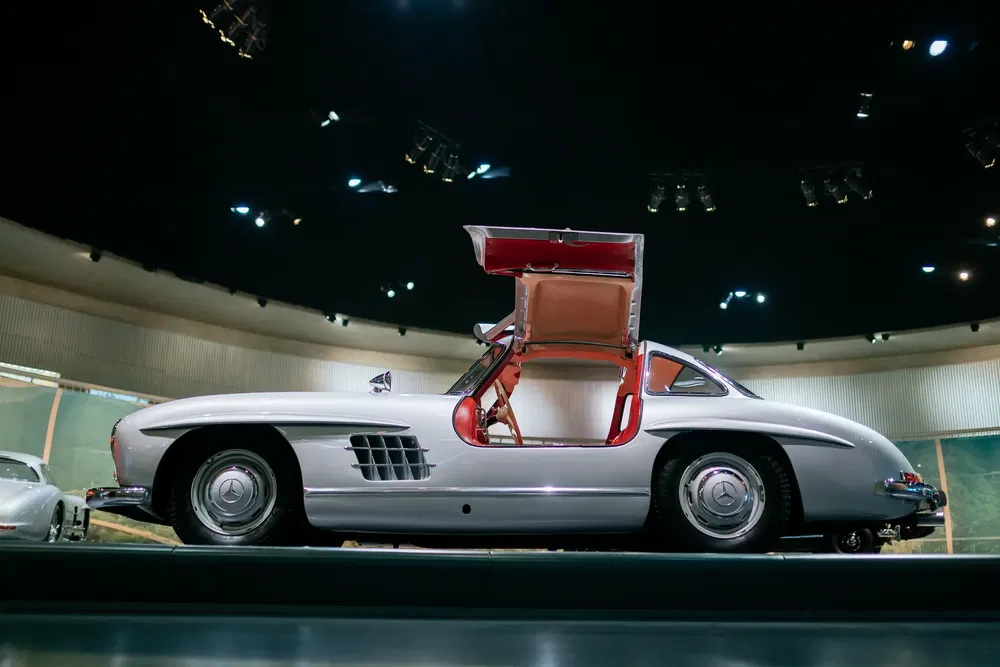 Mercedes-Benz 300SL Gullwing argentée exposée avec sa porte emblématique ouverte.