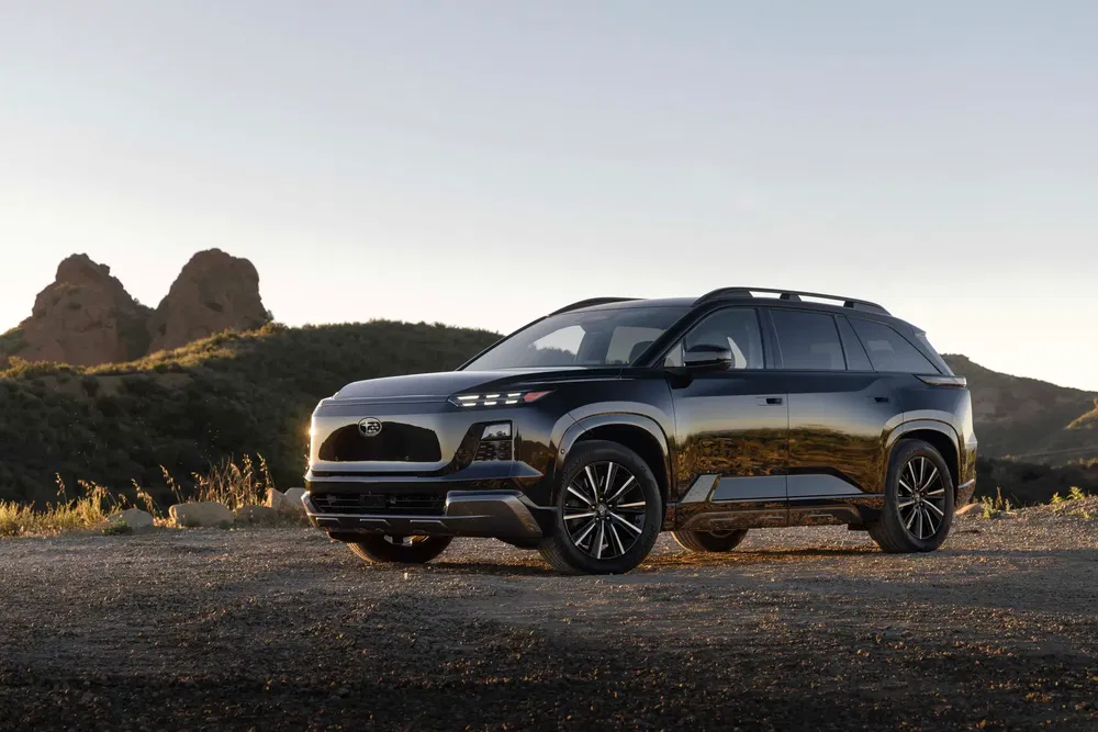 {"fr":"Toyota Grand Highlander 2024 noir, stationné dans un paysage montagneux au crépuscule.","nl":"Zwarte Toyota Grand Highlander 2024, geparkeerd in een bergachtig landschap bij schemering."}