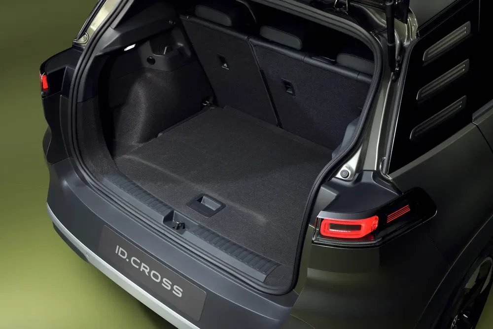 Coffre spacieux du Volkswagen ID. Cross en vue arrière, boîte ouverte entièrement.