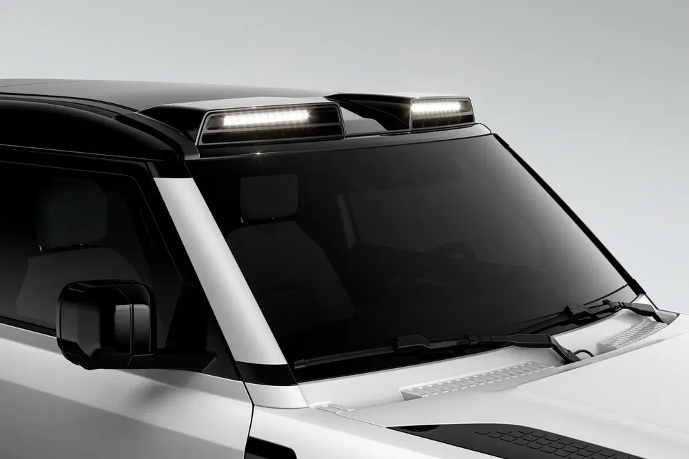 Toit du SUV Toyota Land Cruiser avec phares LED modernes et design élégant.