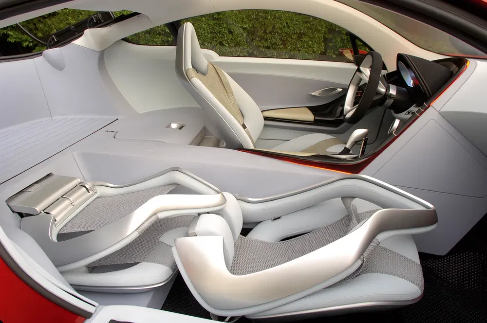 Intérieur futuriste du concept car Mazda Nagare avec sièges avant innovants et design minimaliste.