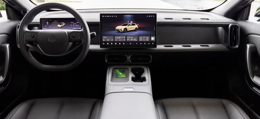 {"fr":"Intérieur d'une voiture avec écran tactile central moderne et volant minimaliste.","nl":"Interieur van een auto met modern centraal touchscreen en minimalistisch stuurwiel."}