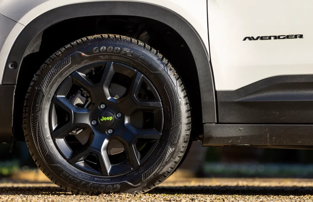Gros plan de la roue d'une Jeep Avenger blanche avec pneu Goodyear.