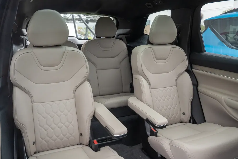 Sièges arrière en cuir beige luxueux d'un véhicule Ford Explorer moderne.