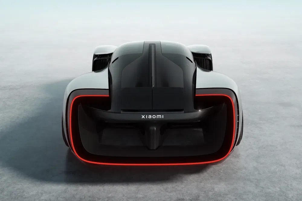 Achteraanzicht van futuristische Xiaomi conceptauto met aerodynamisch ontwerp en rode LED-verlichting.