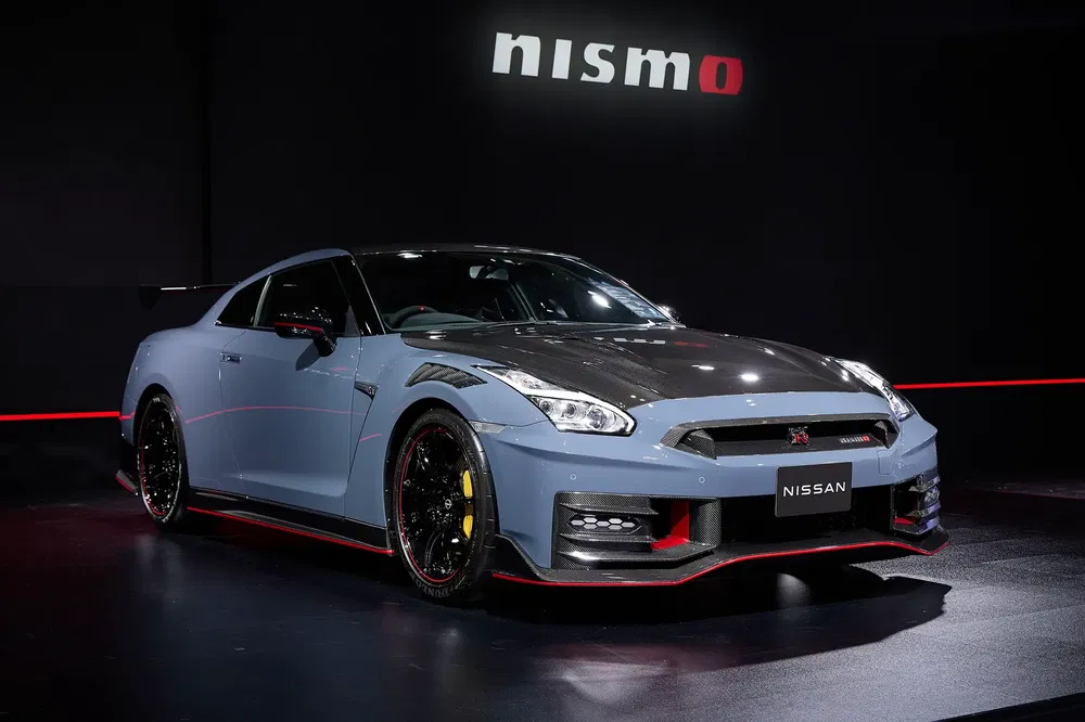 Nissan GT-R Nismo 2024 avec design aérodynamique et accents rouges en exposition.