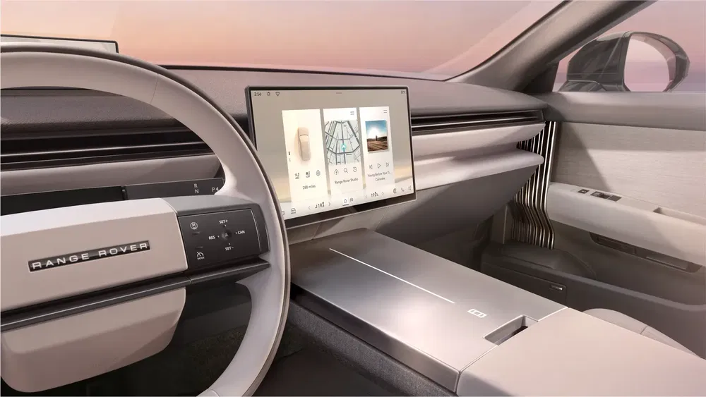 Intérieur moderne du Range Rover avec écran tactile et design élégant.