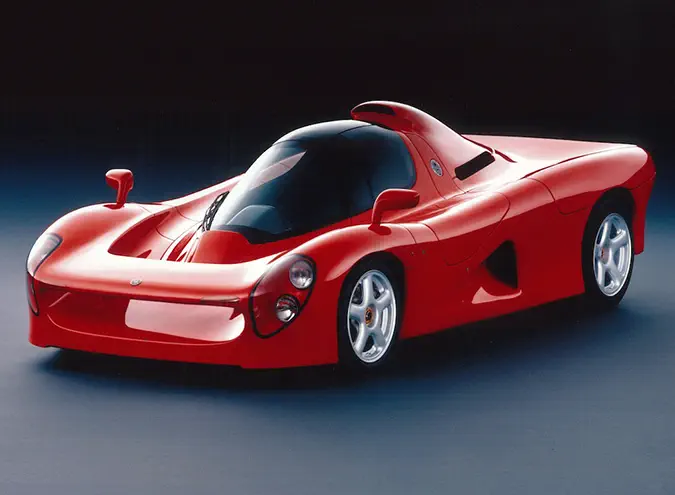 Rode Dauer 962 Le Mans supercar met uniek aerodynamisch design tegen zwarte achtergrond.